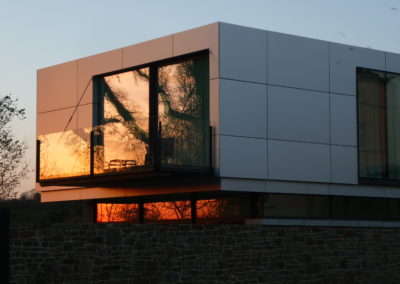 Habillage en tôle aluminium anodisé - balcon et garde-corps acier et vitrerie