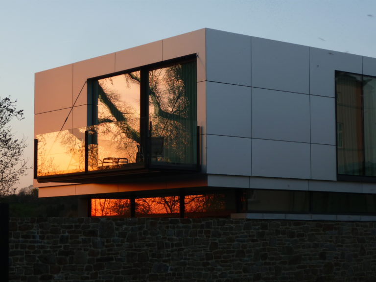 Habillage en tôle aluminium anodisé - balcon et garde-corps acier et vitrerie
