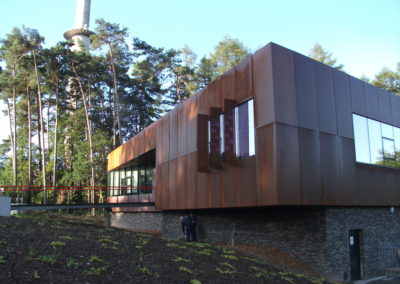 Habillage façade en tôle acier Corten - vue extérieure avec brise vue perforé