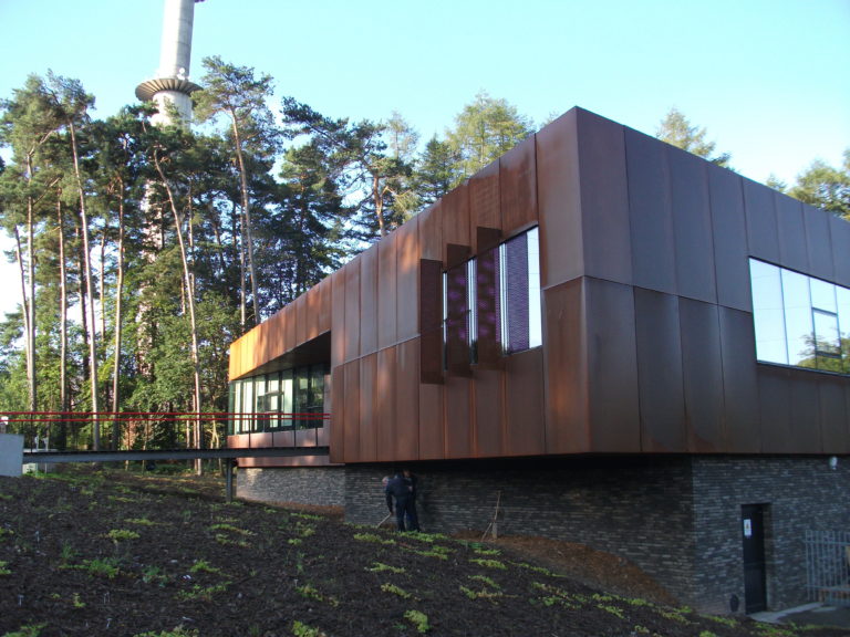 Habillage façade en tôle acier Corten - vue extérieure avec brise vue perforé