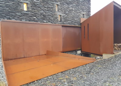 Habillage façade en tôle acier Corten - porte et passerelle entrée principale