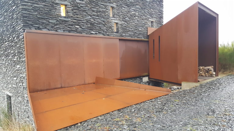 Habillage façade en tôle acier Corten - porte et passerelle entrée principale