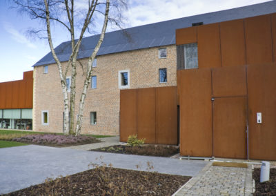 Habillage façade en tôle acier Corten – avec porte intégrée