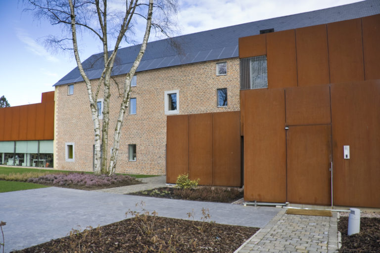 Habillage façade en tôle acier Corten – avec porte intégrée