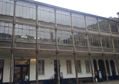 École à Bruxelles - ancienne façade en châssis en acier fin avec vitrages