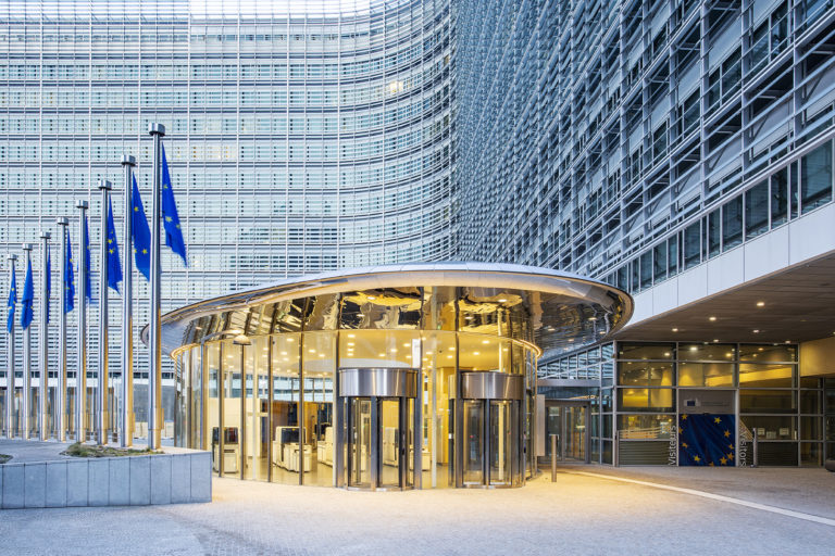 Welcome center-Berlaymont-CEE-vue d'ensemble- vitrine courbe - tolerie