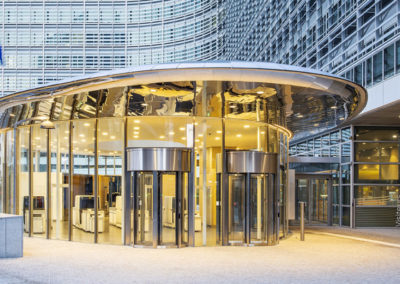 Welcome center-Berlaymont-CEE-vue d'ensemble- vitrine courbe - tolerie