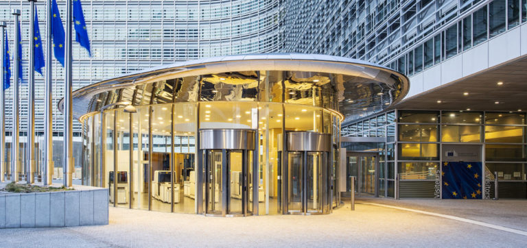 Welcome center-Berlaymont-CEE-vue d'ensemble- vitrine courbe - tolerie