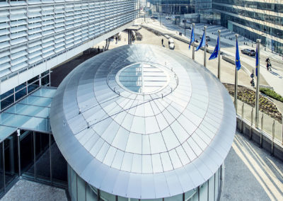 Welcome center-Berlaymont-CEE-vue aérienne vitrine courbe - tolerie
