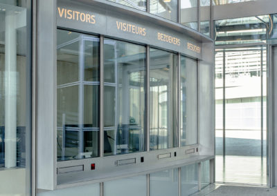 Welcome center-Berlaymont-CEE - vue ensemble vitrine courbée et guichet